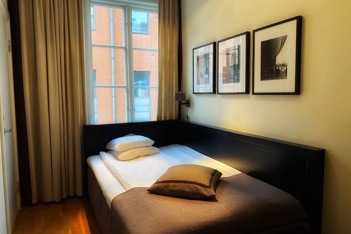 Standard Single Room | 1 bedroom, in-room safe, desk, laptop workspace