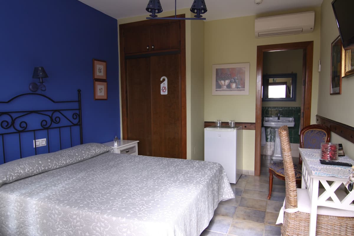 Free cots/infant beds, rollaway beds, free WiFi, bed sheets