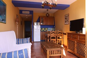 Apartament, 1 dormitori | Sala d'estar | Televisor 