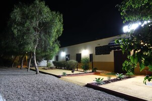 Fassade der Unterkunft – Abend/Nacht