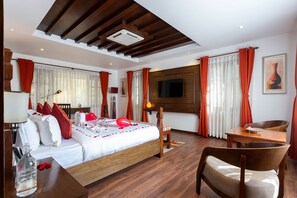 Suite Exécutive, 1 très grand lit, vue ville | Minibar, décoration personnalisée, ameublement personnalisé, bureau