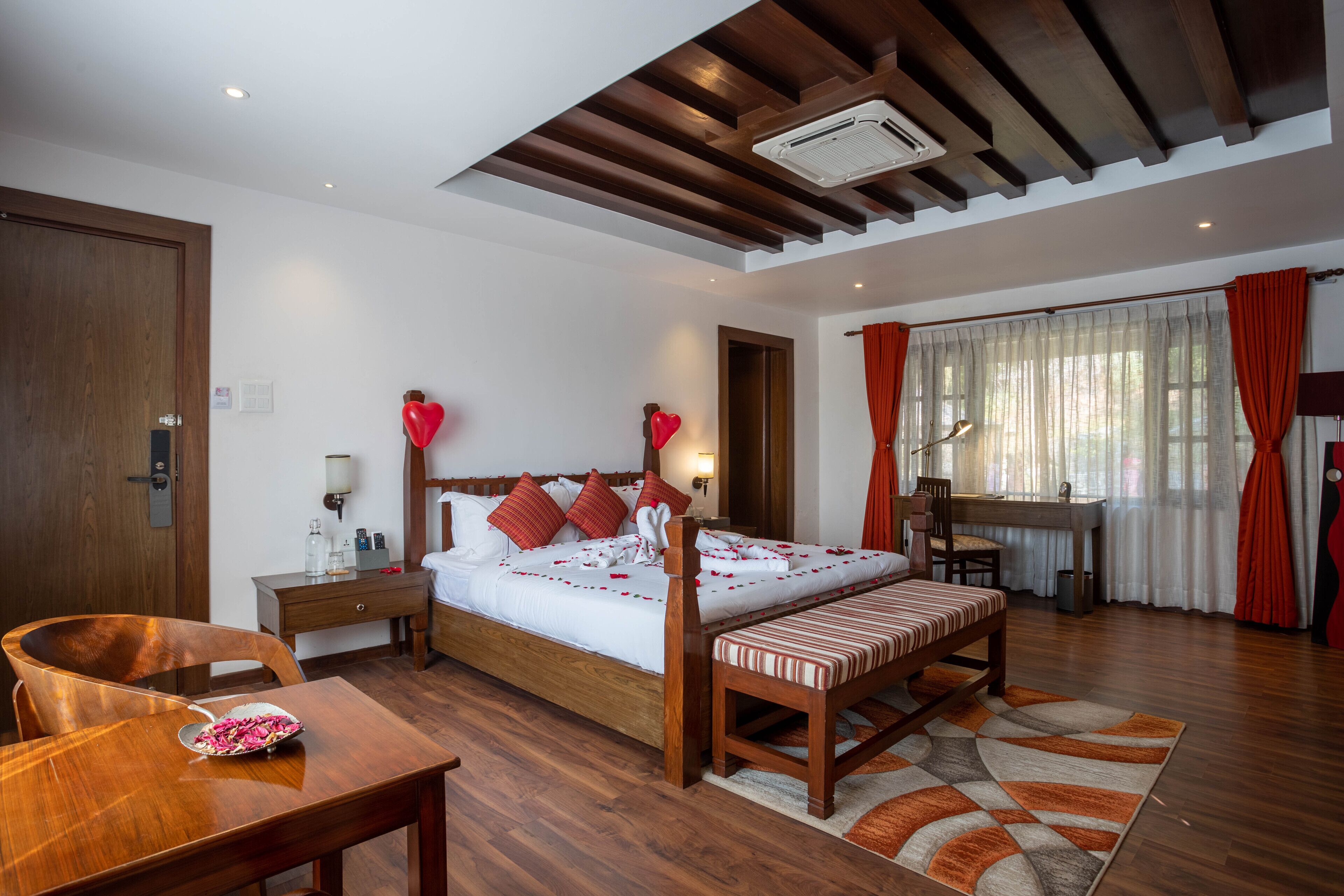 SPA Suite | Minibar, individually decorated, individually furnished, desk