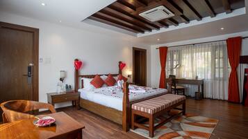 SPA Suite | Minibar, individually decorated, individually furnished, desk