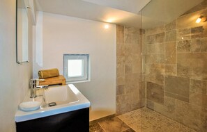 Shower - Pet friendly home in Malataverne (Malataverne)