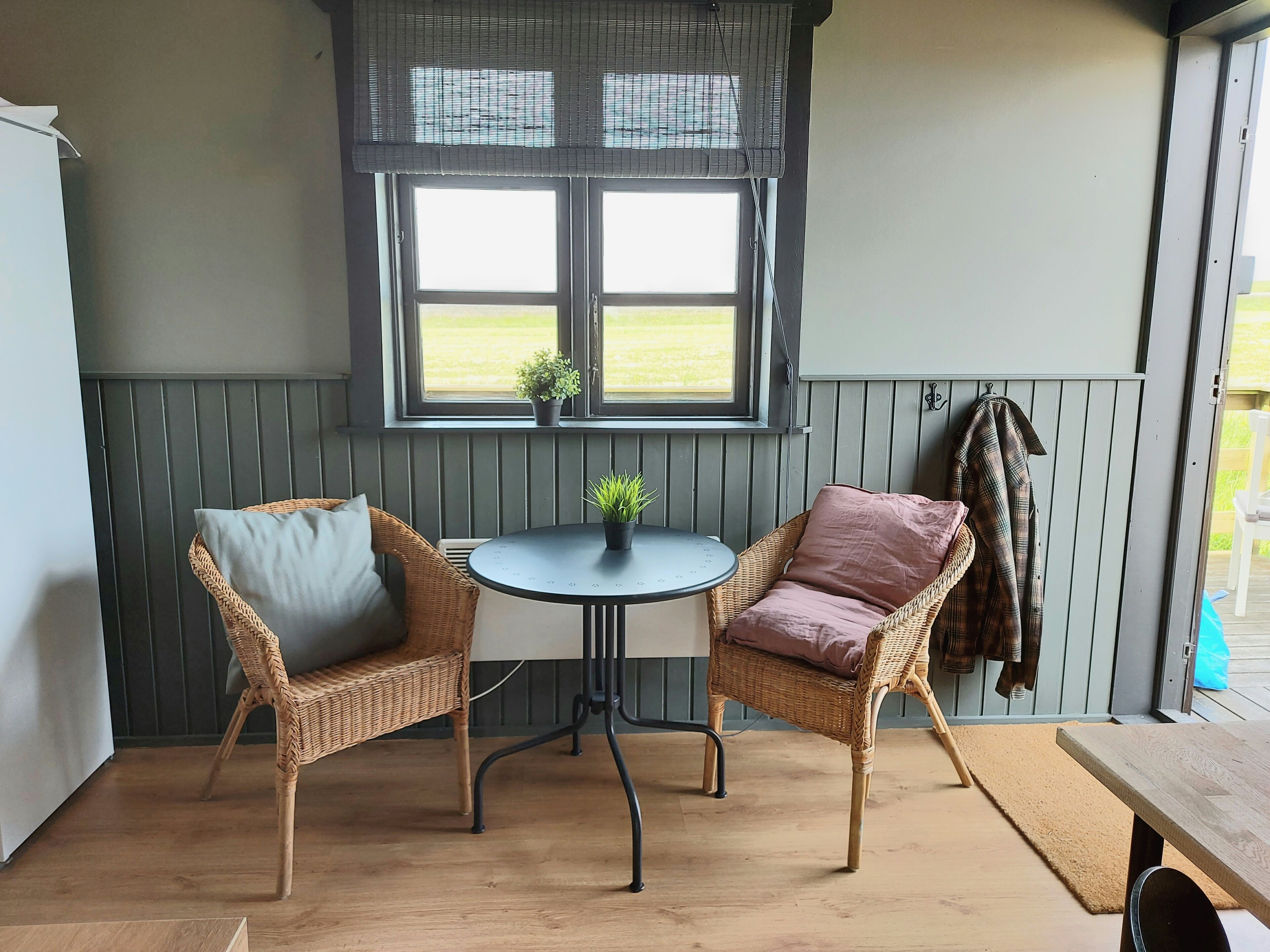 ツインルーム 専用バスルーム | 遮光カーテン、ベビーベッド、可動式ベッド、WiFi (無料)