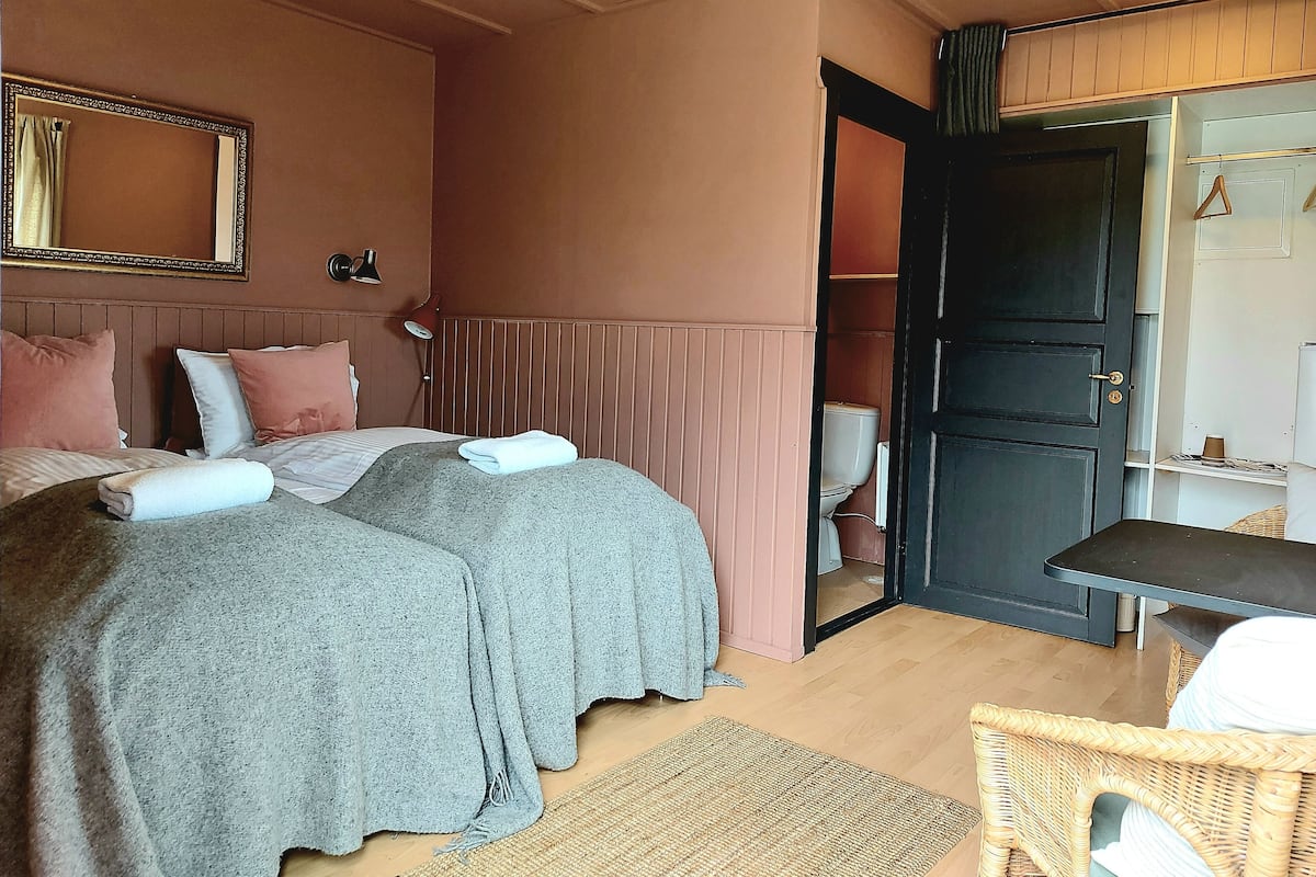 Twin kamer, privébadkamer | Verduisterende gordijnen, gratis wifi, beddengoed