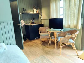 Studio | Private kitchenette | Fridge, coffee/tea maker, electric kettle