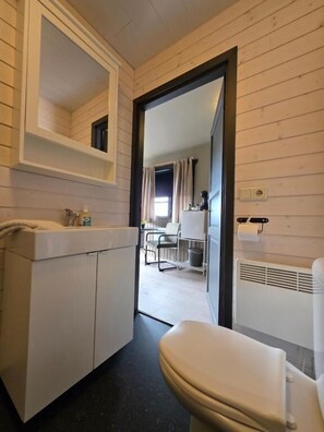 Shower, hair dryer, towels, shampoo - Riverfront Lodge (Rangárþing ytra)