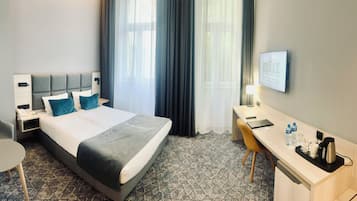 Skrivbord, arbetsyta för laptop, mörkläggningsgardiner och ljudisolering