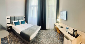 Escritorio, espacio para trabajar con laptop y cortinas blackout 