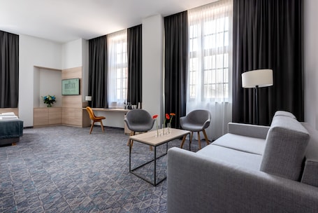 Escritorio, espacio para trabajar con un portátil, cortinas opacas. Korona Hotel Wroclaw Market Square