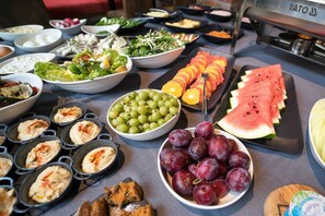 Daily buffet breakfast (PLN 82 per person)