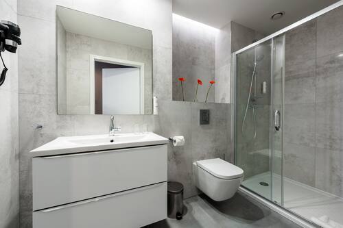 Douche, douche à « effet pluie », sÚche-cheveux, serviettes fournies