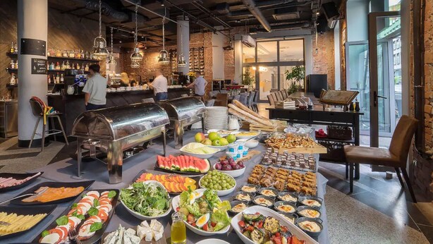 Een buffetopstelling met diverse gerechten en een bar.