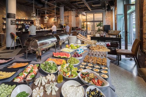 Petit dĂ©jeuner buffet servi tous les jours en supplĂ©ment