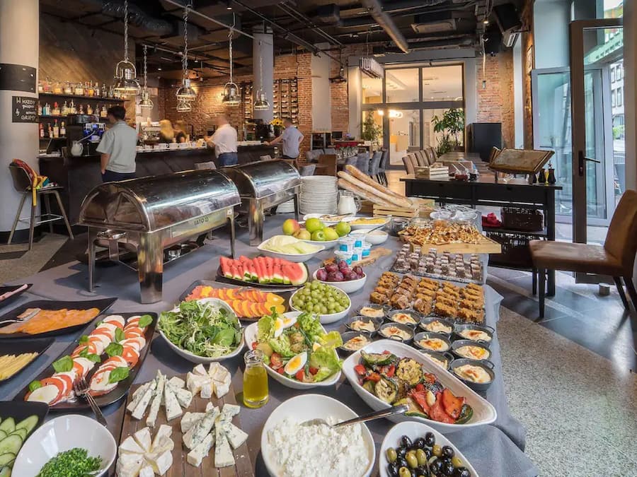 Daily buffet breakfast (PLN 82 per person)