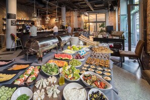 Ein reichhaltiges Buffet mit verschiedenen Speisen und einer Bar.