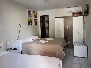 Driepersoonskamer | Een minibar, verduisterende gordijnen, gratis wifi, beddengoed