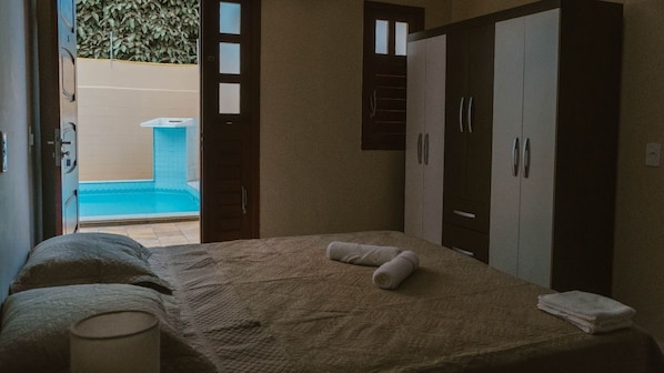 Een minibar, verduisterende gordijnen, gratis wifi, beddengoed