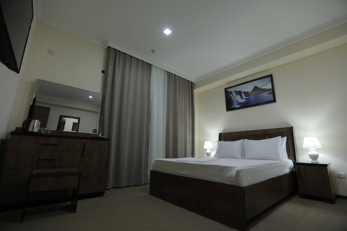Deluxe Double Room, 1 Queen Bed | Living room | Flat-screen TV