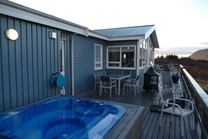 Cabin, 4 Bedrooms | Private spa tub