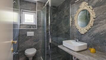 Apartment, Pool View (Navy) | Bathroom