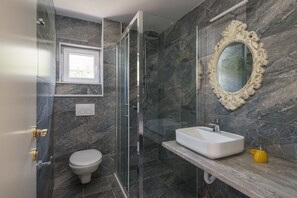 Appartement, vue piscine (Navy) | Salle de bain | Douche, douche à « effet pluie », sèche-cheveux, serviettes fournies