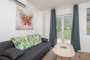 Apartment, Vineyard View (Green) | Living area | 82-cm LED TV with satellite channels, TV - Villa Liberty (Konavle)