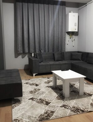Comfort-Apartment, Stadtblick | Wohnzimmer | 82-cm-LED-Fernseher mit Satellitenempfang, Fernseher