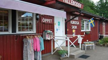 En röd byggnad med en skylt som visar texten "Hilleboden".