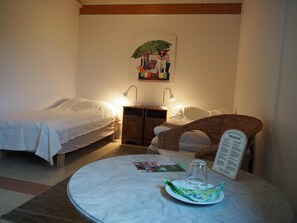 Blackout curtains, rollaway beds, free WiFi, bed sheets - Hillesgården (Klippan)