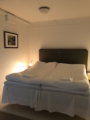 Quarto casal | Cortinas blackout, camas extras/dobráveis (sobretaxa), Wi-Fi de cortesia