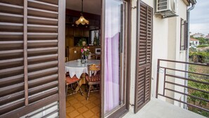 Apartamento, varias camas | Balcón