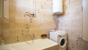 Apartamento, varias camas | Baño | Ducha y bañera combinadas, bañera profunda, secador de pelo y toallas