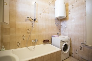 Appartamento, letti multipli | Bagno | Combinazione doccia/vasca, vasca da bagno a immersione totale