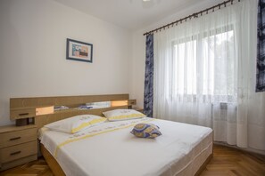 Departamento, varias camas | Muebles diferentes, escritorio, wifi gratis y ropa de cama 