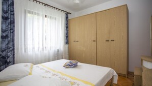 Apartamento, varias camas | Escritorio, wifi gratis, mobiliario individual y ropa de cama