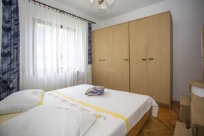 Appartamento, letti multipli | Con arredamento individuale, una scrivania, Wi-Fi gratuito, lenzuola