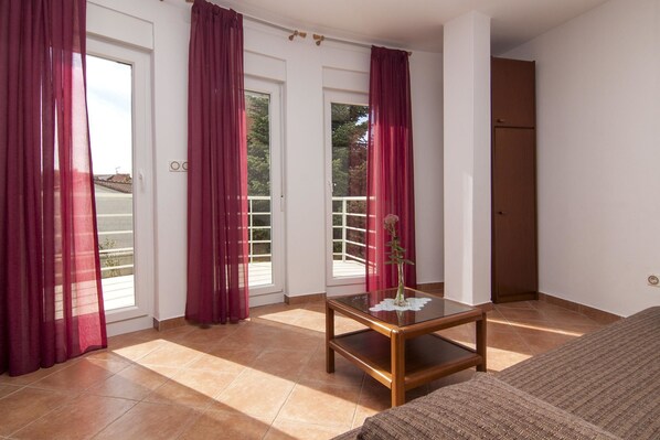 Apartment, 1 Doppelbett und Schlafsofa | Individuell eingerichtet, Schreibtisch, kostenloses WLAN, Bettwäsche