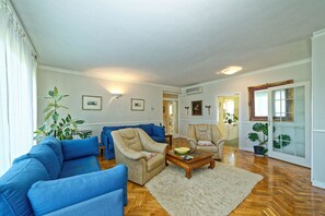 Apartment, Multiple Beds | Living room | 65-cm TV with satellite channels