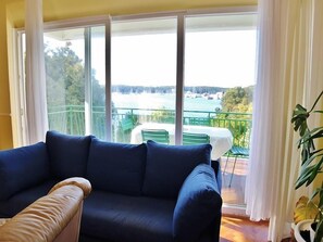 Appartement, plusieurs lits | Salle de séjour | Télévision de 65 cm avec chaînes par satellite