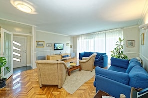 Appartement, plusieurs lits | Salle de séjour | Télévision de 65 cm avec chaînes par satellite