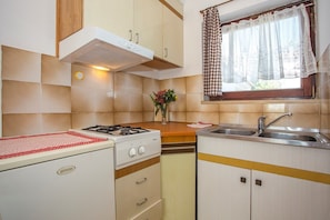 Apartment, 2 Single Beds | Private kitchen | Fridge, stovetop, espresso maker, cookware/dishes/utensils - Apartments Jakša (Pula)