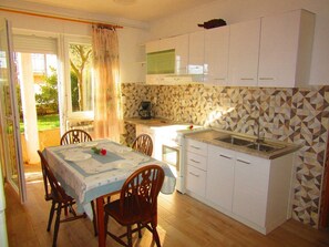 Apartment, Multiple Beds | Private kitchen | Fridge, stovetop, espresso maker, cookware/dishes/utensils - Apartments Jakša (Pula)