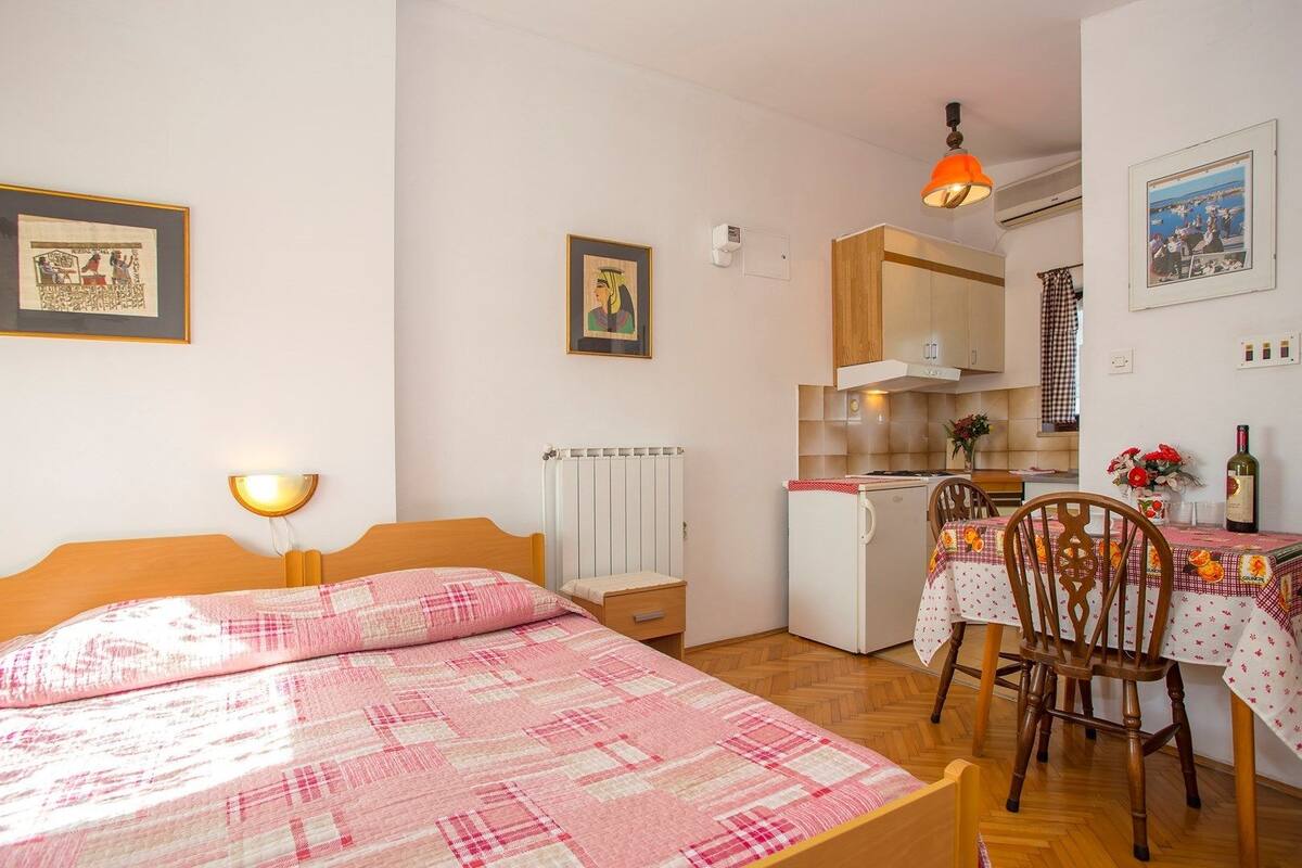 Apartamento, 2 camas individuales | Escritorio, wifi gratis, mobiliario individual y ropa de cama