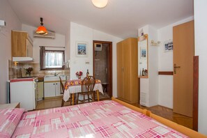 Apartment, 2 Single Beds | Individually furnished, desk, free WiFi, bed sheets - Apartments Jakša (Pula)