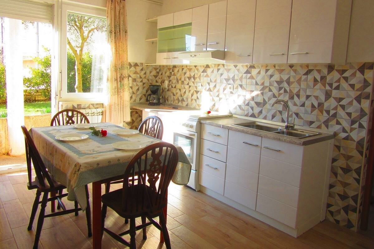 Apartamento, varias camas | Cocina privada | Máquina de café espresso, frigorífico y placa de cocina