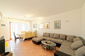 Apartment, Multiple Beds | Living room | 65-cm TV with satellite channels - Apartments Rudan (Pula)