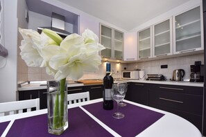 Apartment, 1 Queen-Bett | Eigene Küche | Kühlschrank, Mikrowelle, Herdplatte, Geschirrspüler