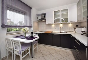 Apartment, 1 Queen-Bett | Eigene Küche | Kühlschrank, Mikrowelle, Herdplatte, Geschirrspüler